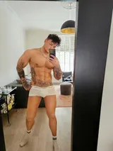 Enzo, male escort in Dubai — photo 4