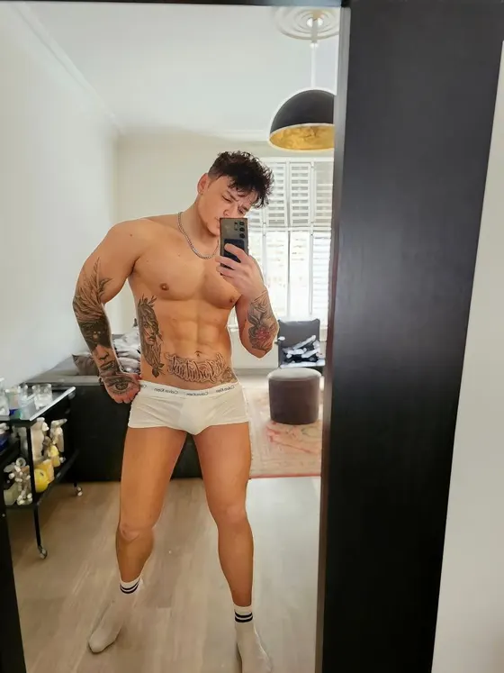 Enzo, male escort in Dubai — photo 4