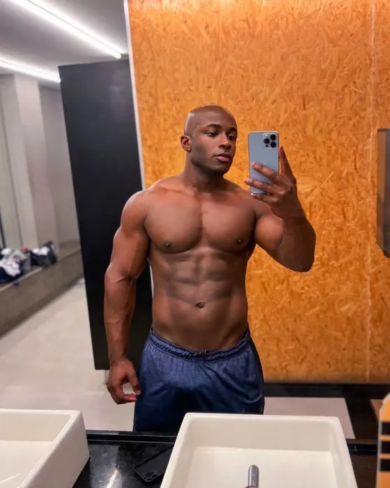Enzo, Ebony male escort in Dubai โ photo 3