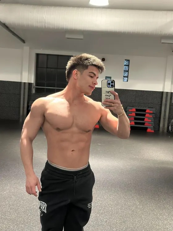 Marco, male escort in Dubai โ photo 12