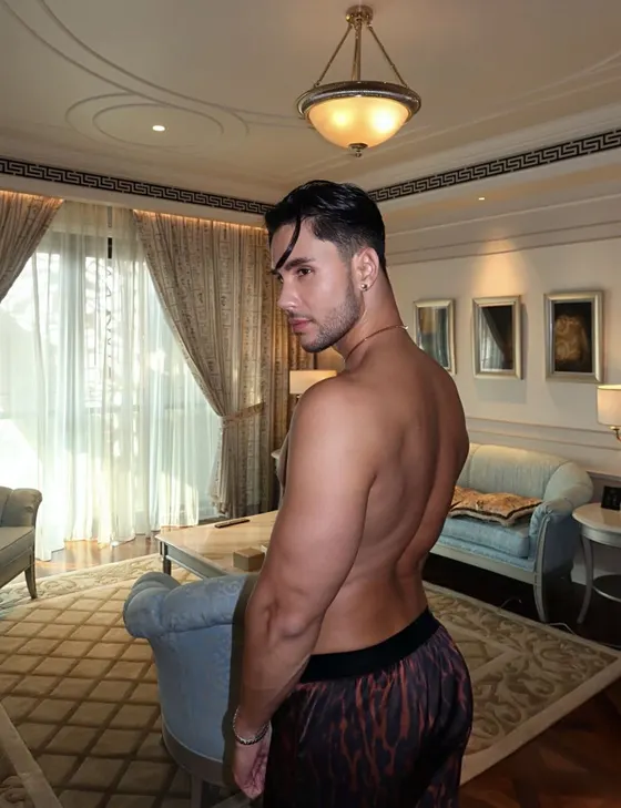 Max, male escort in Dubai — photo 4