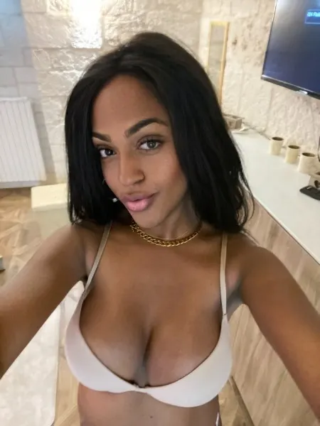 Camila, Brazilian trans escort in Dubai — photo 13