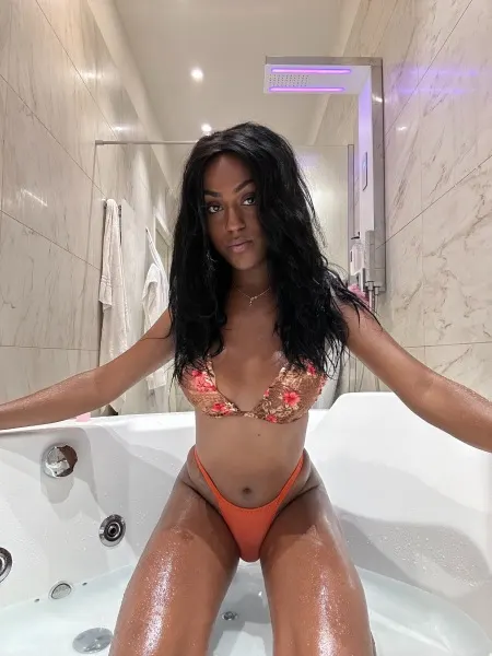 Camila, Brazilian trans escort in Dubai — photo 17