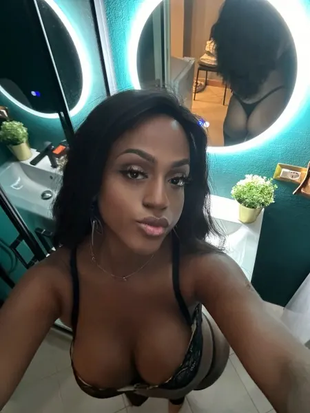 Camila, Brazilian trans escort in Dubai — photo 4
