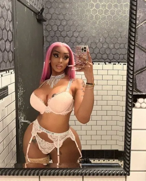 Isabella, Brazilian trans escort in Dubai — photo 13