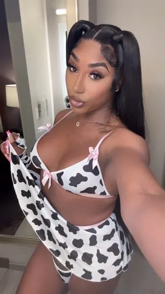 Larissa, Brazilian trans escort in Dubai โ photo 11