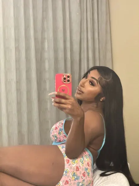 Larissa, Brazilian trans escort in Dubai โ photo 5