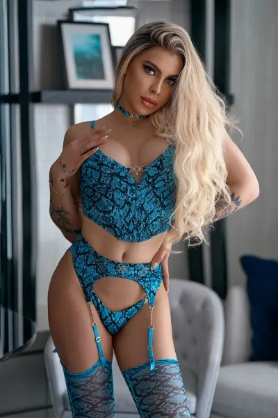 Roxy, Brazilian trans escort in Dubai โ photo 8