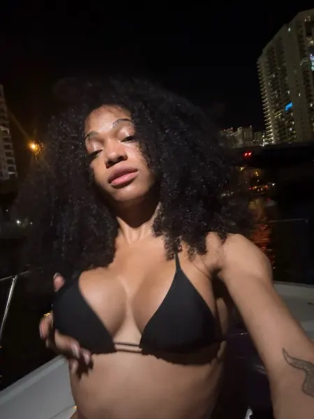 Selene, Brazilian trans escort in Dubai — photo 10